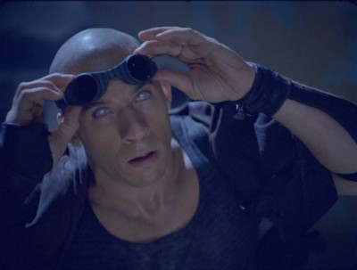 Riddick y sus ojos preparados para la oscuridad