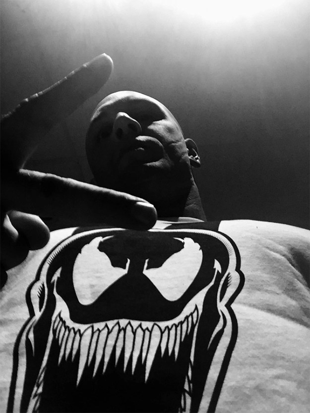 Tom Hardy, monstruo él, ha publicado esta foto con los fans... Venom puro