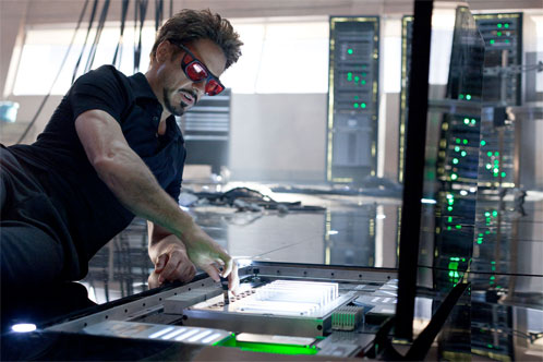 Tony Stark trabajando en uno de sus cachivaches