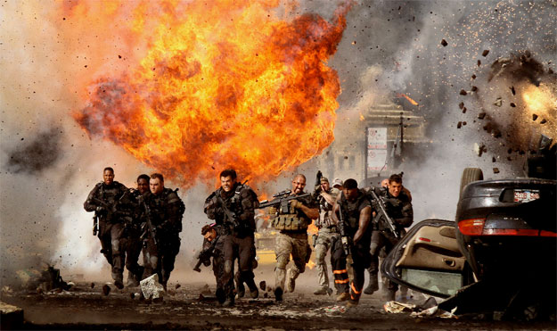 Una clásica imagen de la saga Transformers: militares a cascoporro y mucho fuego