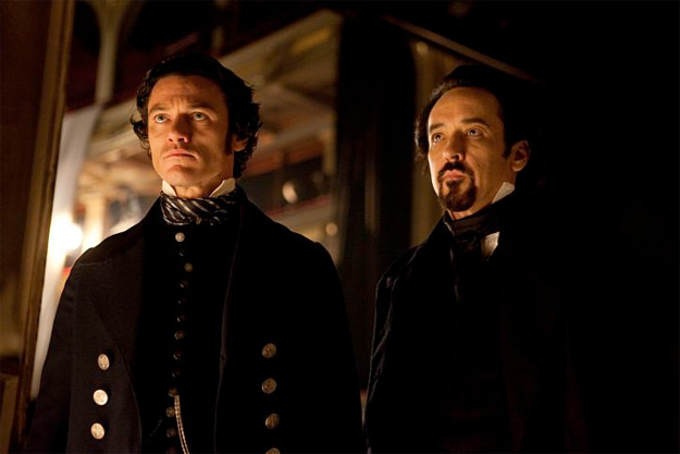 Una nueva imagen de The Raven: el detective Emmett Fields y Edgar Allan Poe observar uno de los crímenes