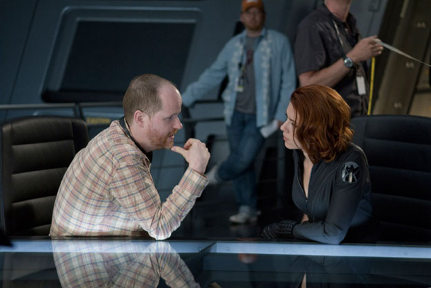 Joss Whedon le pregunta a Scarlet Johansson cómo es eso de posar con una toalla de espaldas a un espejo