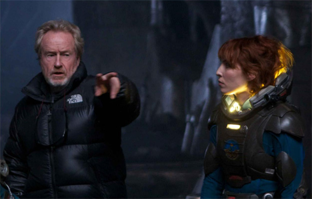 Ridley Scott da directrices a Noomi Rapace en el set de Prometheus
