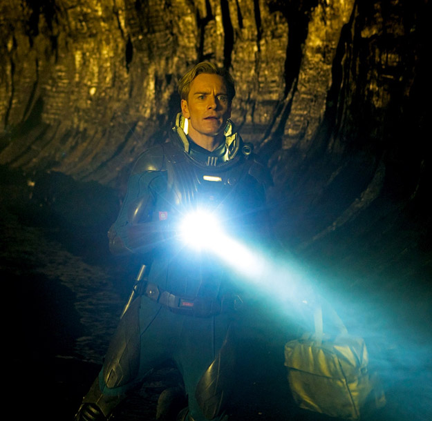 Nueva imagen de Prometheus con Michael Fassbender y una luminosa linterna