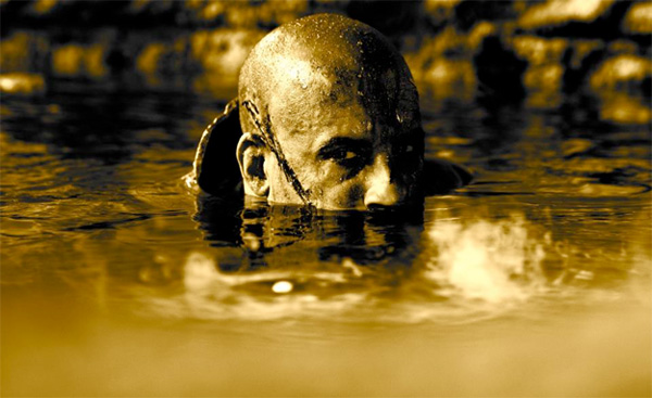 Riddick imitando descaradamente a Martin Sheen en Apocalypse Now