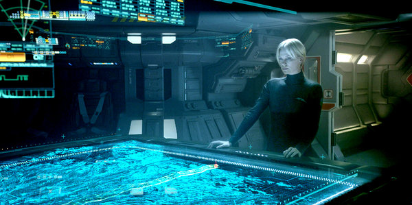 Meredith Vickers (Charlize Theron) observa el planeta que planean van a visitar
