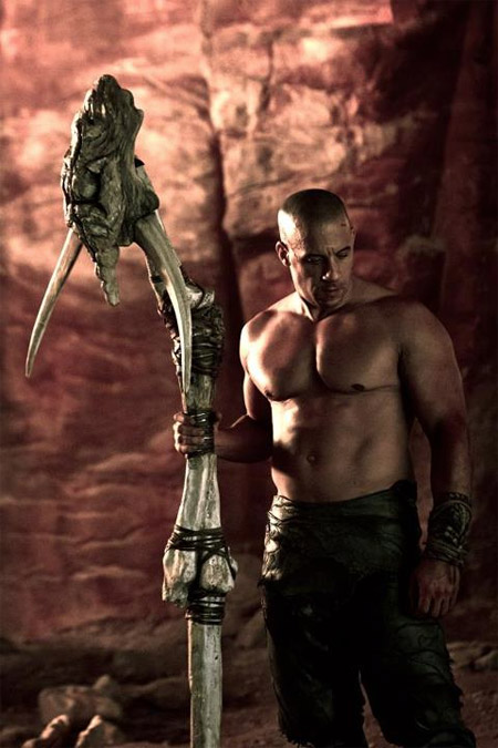 Vin Diesel como Riddick armado con un objeto un pelín rudimentario