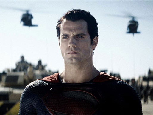 Henry Cavill como Superman, serio ante lo que se le viene encima en El hombre de acero