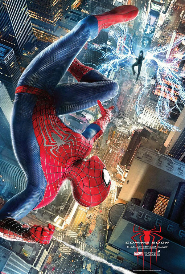 Electro flotanto en medio de Times Square atacando a Spider-Man