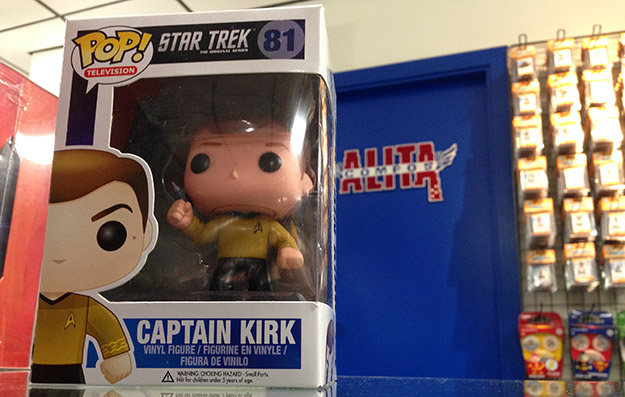 El Capitán Kirk con su Phaser de rigor preparado para la acción en Alita