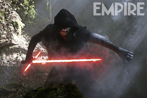 Kylo Ren con su curiosa espada láser en Star Wars: El Despertar de la Fuerza
