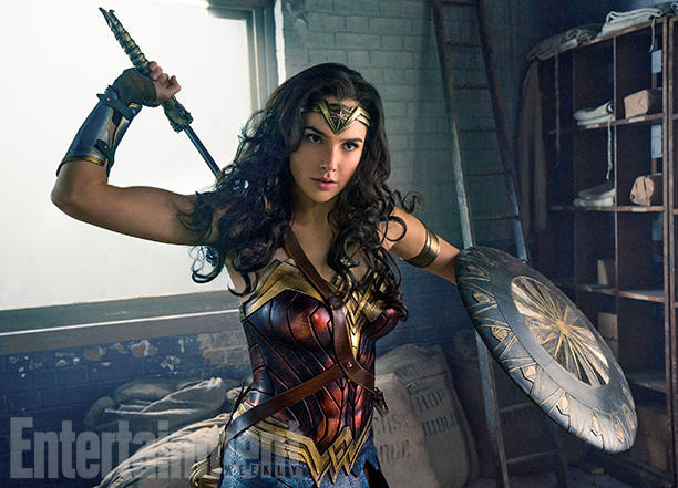 Gal Gadot como Wonder Woman, espada en mano