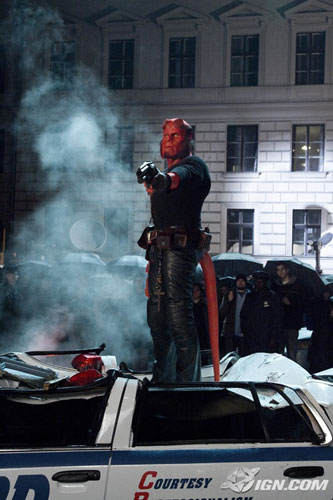 Hellboy II: The Golden Army. Hellboy pisando un coche