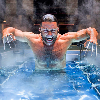 Wolverine (Hugh Jackman) saliendo de un baño revitalizante post adamantium