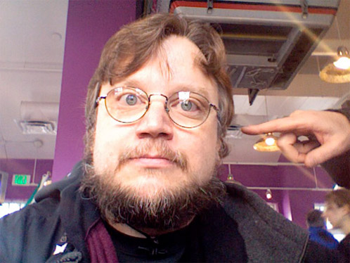 Guillermo del Toro siento apuntado por un dedo de Alfonso Cuarón