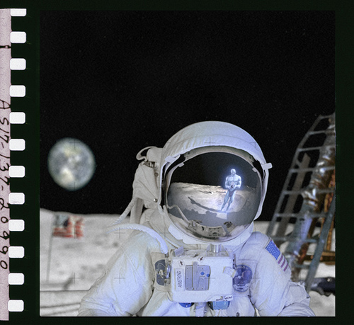 Neil Armstrong siendo fotografiado por el Doctor Manhattan