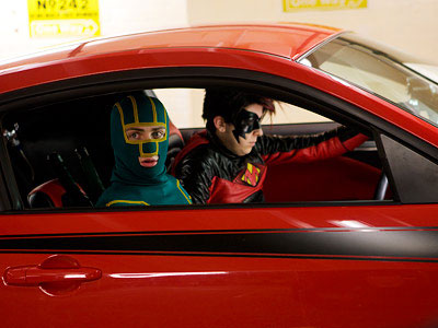 Red Mist (Christopher Mintz-Plasse) conduciendo junto a Kick-Ass (Aaron Johnson)